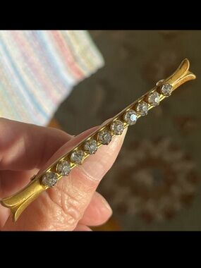 Antique 4 prong 10 Rhinestones Bar Brooch – C clasp Gold Tone